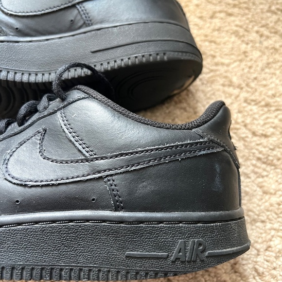 Nike Air Force One 1 LE Youth Boys Sneakers size 5.5 Black Lace up Low Hoops - Picture 3 of 10